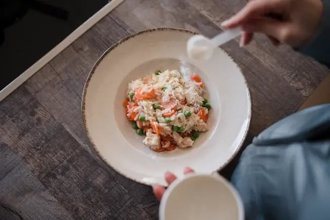 Enzympulver wird in Wasser eingerührt